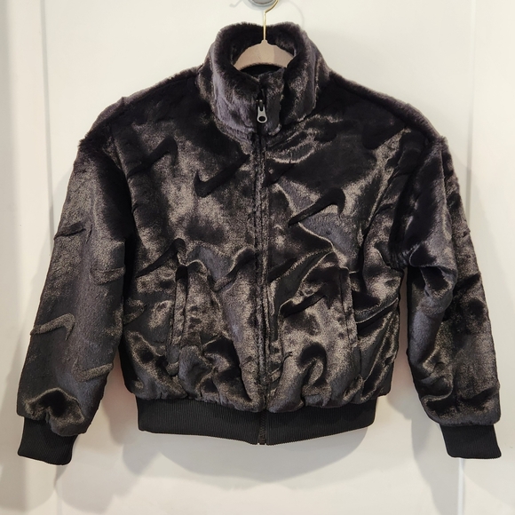 New Nike Kids Jacket Black Faux Fur Full Zip Swoosh Logo Unisex FJ6154-010 Sz S